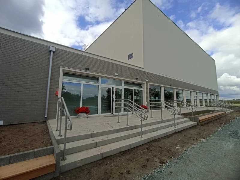 To obiekt na miarę XXI wieku. Nowa sala sportowa - o powierzchni użytkowej 672 m kw. - jest połączona z istniejącym budynkiem szkolnym. W obiekcie znajdują się: szatnie, toalety, pomieszczenie trenera oraz magazyn. Przy sali sportowej powstały również miejsca parkingowe, utwardzono teren i obsadzono zielenią. Inwestycja w całości została sfinansowana z budżetu Gminy Żerków - w kwocie 4.393.746‬ zł.