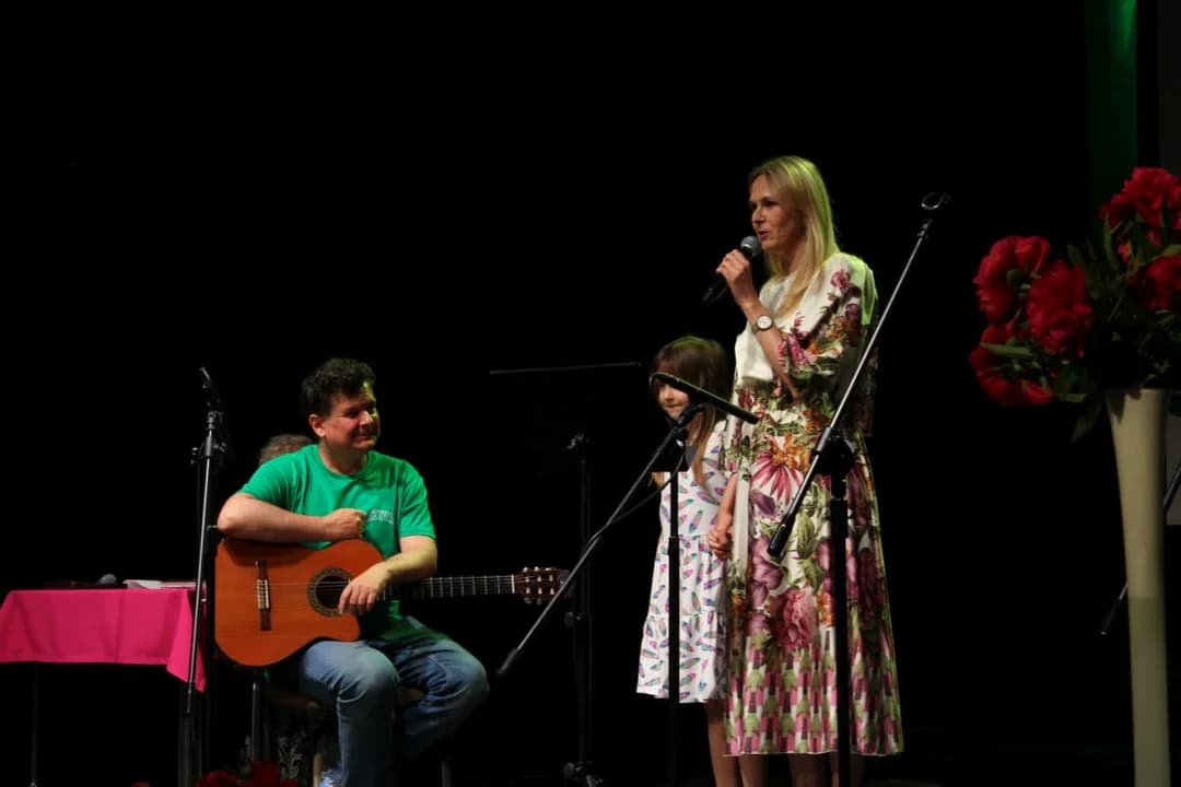 Jedną z wykonawczyń była - nie pierwszy raz na tym festiwali - burmistrz Urszula Wyremblewska-Korzyniewska. — zdjęcie 6 z 64