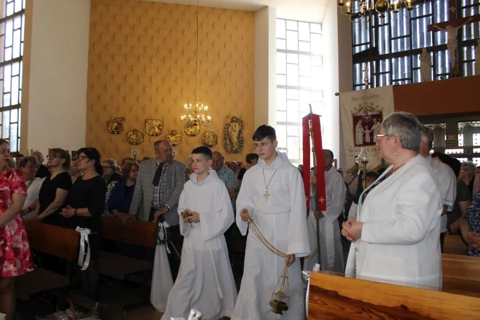 Tablica dla ojca Sylwina Wojdanowicza oraz jubileuszowy zjazd franciszkanów w Jarocinie — zdjęcie 3 z 211