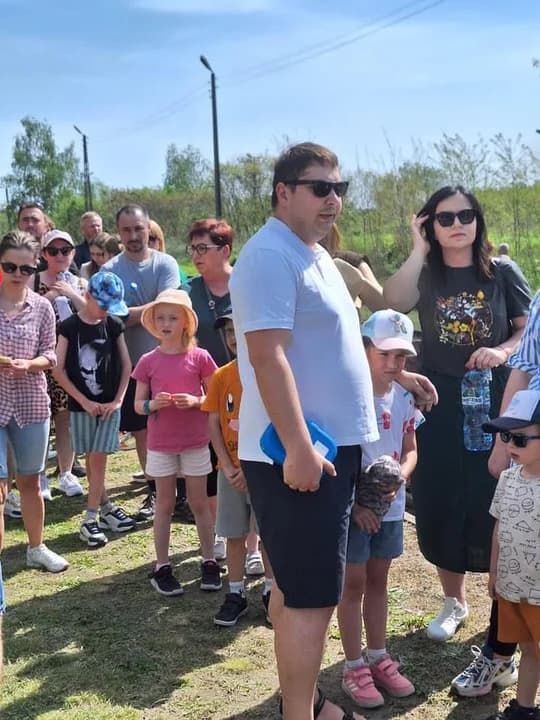 Weseli Ogrodnicy na drezynach. Piknik dla Fundacji Ogród Marzeń na stacji Brzostów Wlkp. — zdjęcie 6 z 135