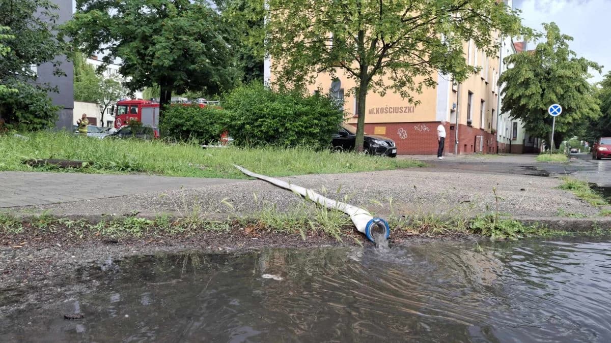 Burza nad Jarocinem i okolicą. Zalane piwnice budynków i garaże [ZDJĘCIA] — zdjęcie 4 z 19