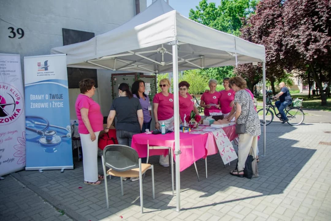 Stoisko "Amazonek" stanęło przy Centrum Usług Społecznych w Jarocinie. — zdjęcie 3 z 21
