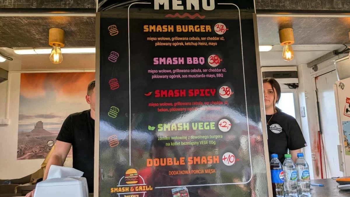 Stoisko ze smash burgerami w strefie gastronomicznej na Jarocin Festiwal 2025