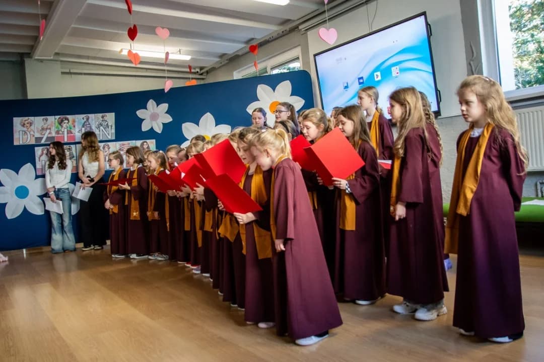 Uczniowie Zespołu Szkół Społecznych świętowali Dzień Kobiet — zdjęcie 6 z 21