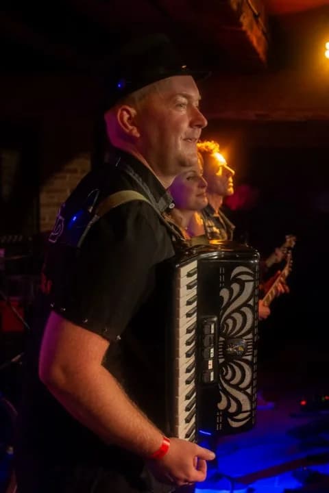 Ciężkie, gitarowe riffy na scenie Spichlerza Jarocin. 20. edycja Punky Reggae Live [ZDJĘCIA] — zdjęcie 6 z 60