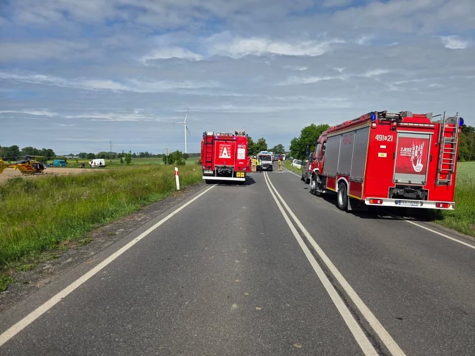 Śmiertelny wypadek w Lutogniewie. Zderzenie autobusu i dwóch samochodów — zdjęcie 6 z 14