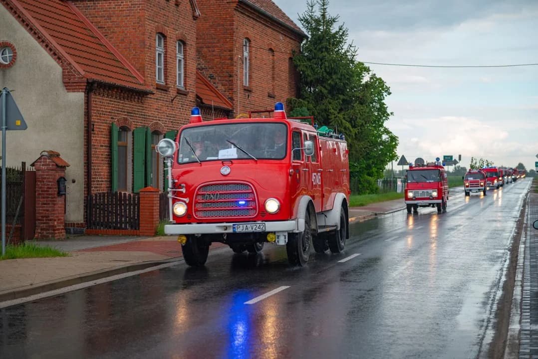 Mieszkańcy mogli podziwiać zarówno nowoczesne pojazdy ratowniczo-gaśnicze, jak i starsze, które przypominają o bogatej historii lokalnych jednostek OSP.