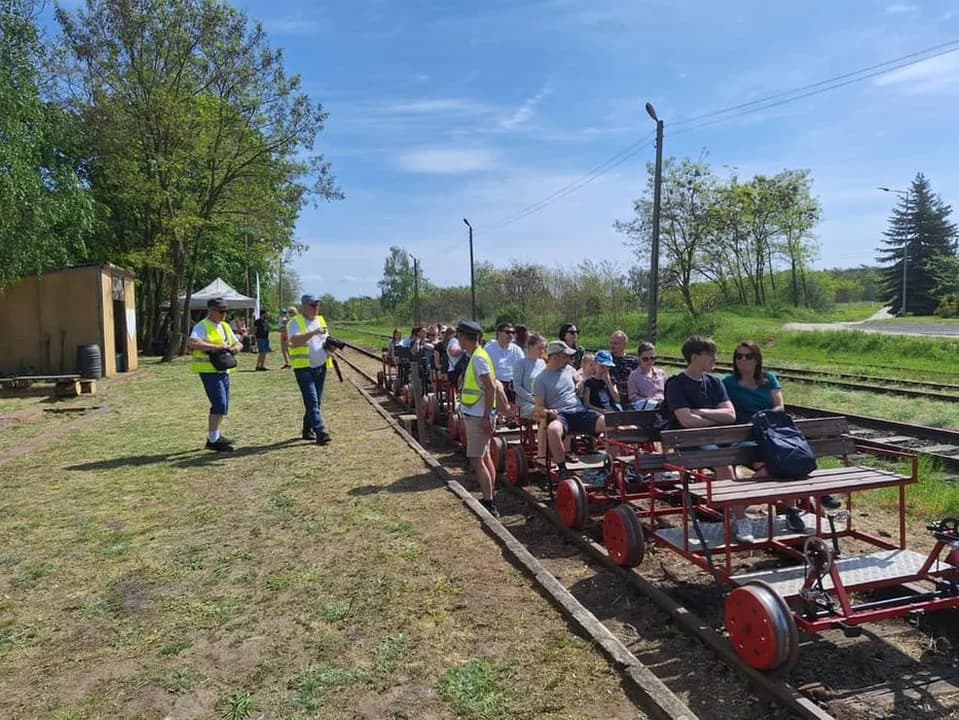 Weseli Ogrodnicy na drezynach. Piknik dla Fundacji Ogród Marzeń na stacji Brzostów Wlkp. — zdjęcie 4 z 135