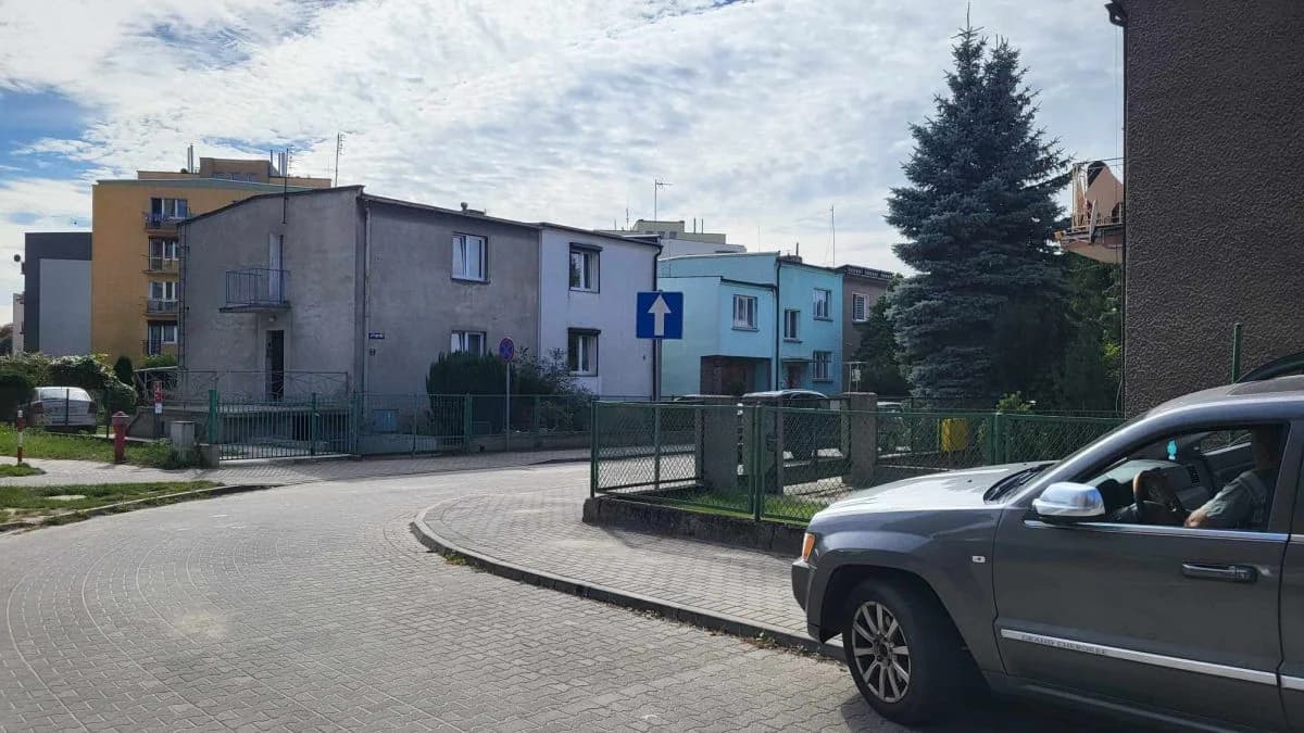 Kilkukrotnie Czytelnicy wskazywali także zbyt dużą ilość dróg jednokierunkowych, chociażby w kierunku centrum miasta. Ciekawą wypowiedź na ten temat zamieścił użytkownik o nick Sai Bot - Drogi jednokierunkowe jak w labiryncie… nie znam Jarocina, bo jestem napływowy i nie znam ulic a często trzeba objechać „centrum” kilka razy, by zaparkować auto, nie rozumiem tej pokrętnej logiki… Obecnie w Jarocinie drogami jednokierunkowymi są chociażby ulice Wolności, Kilińskiego, Dąbrowskiego, Śródmiejska czy Hallera. W jedną stronę poruszać się musimy także na wielu osiedlach czy mniejszych uliczkach. Tam jednak podyktowane jest względami bezpieczeństwa.