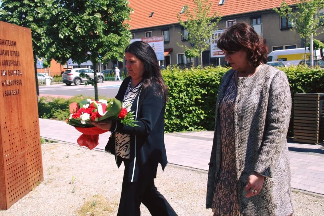 Dzień Zwycięstwa z nową burmistrz Jarocina. Władze gminy i powiatu złożyły kwiaty na Skwerze Pamięci — zdjęcie 3 z 6