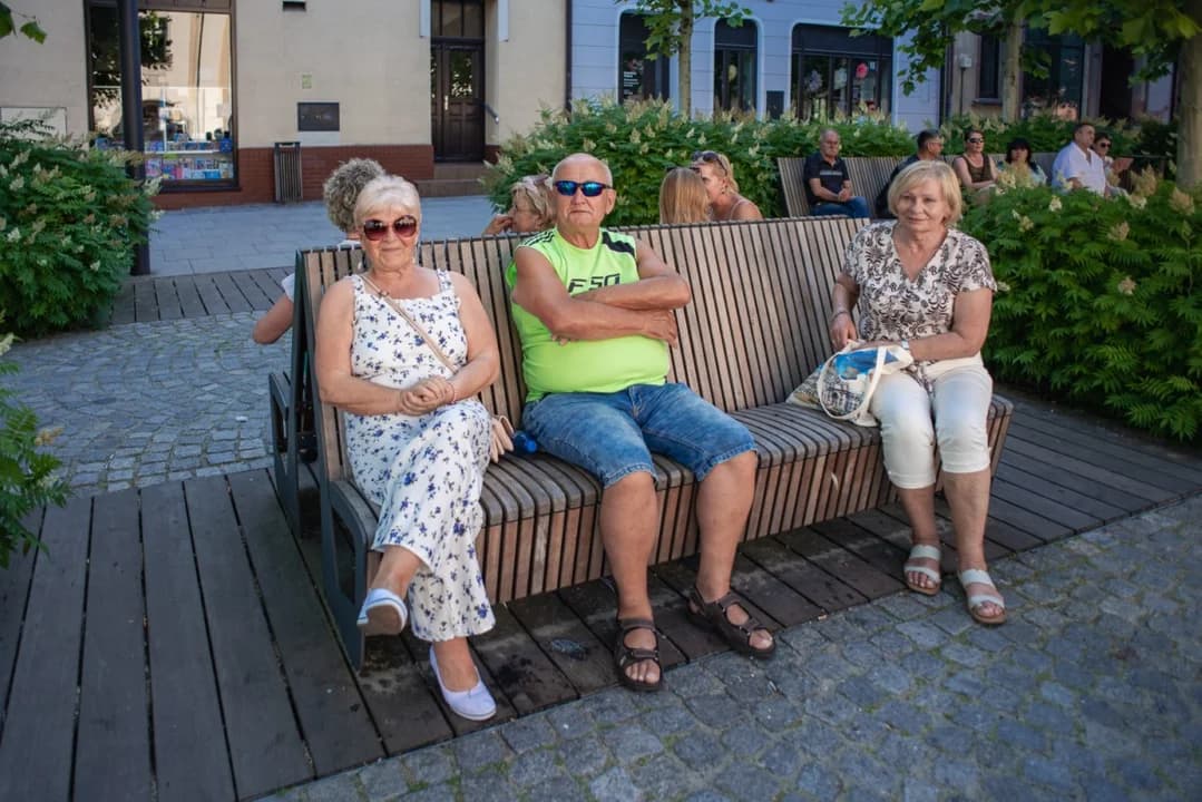 Bawili się na rynku w Jarocinie. Za nami pierwsza letnia potańcówka [ZDJĘCIA] — zdjęcie 4 z 48
