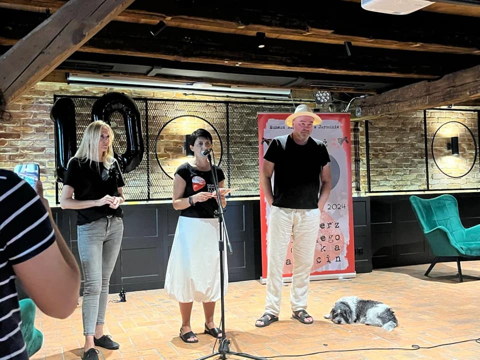 Wystawa malarstwa Tomasza Budzyńskiego w Spichlerzu Polskiego Rocka w Jarocinie [ZDJĘCIA]