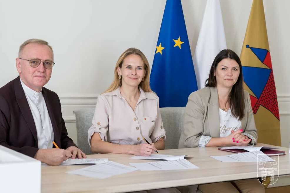 Dwa lata rządów - jaką ocenę dają burmistrzowi mieszkańcy, jaką radni? Jest piątka, ale i jedynka...