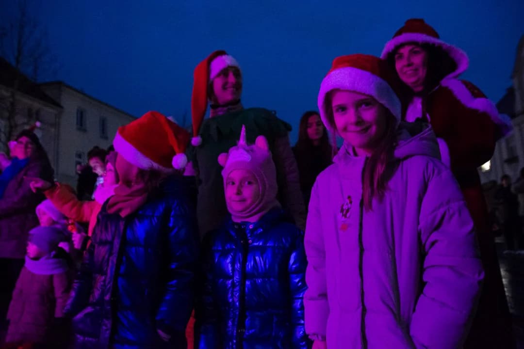 Świąteczne dekoracje rozświetliły rynek w Jarocinie. Gminne mikołajki w deszczu [ZDJĘCIA] — zdjęcie 2 z 34