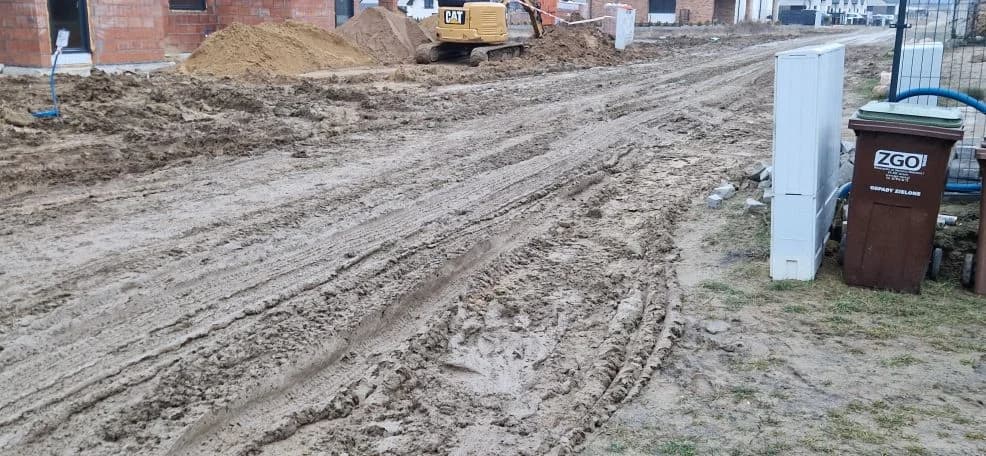 Zniszczona droga na osiedlu Ogrody w Jarocinie — zdjęcie 2 z 7