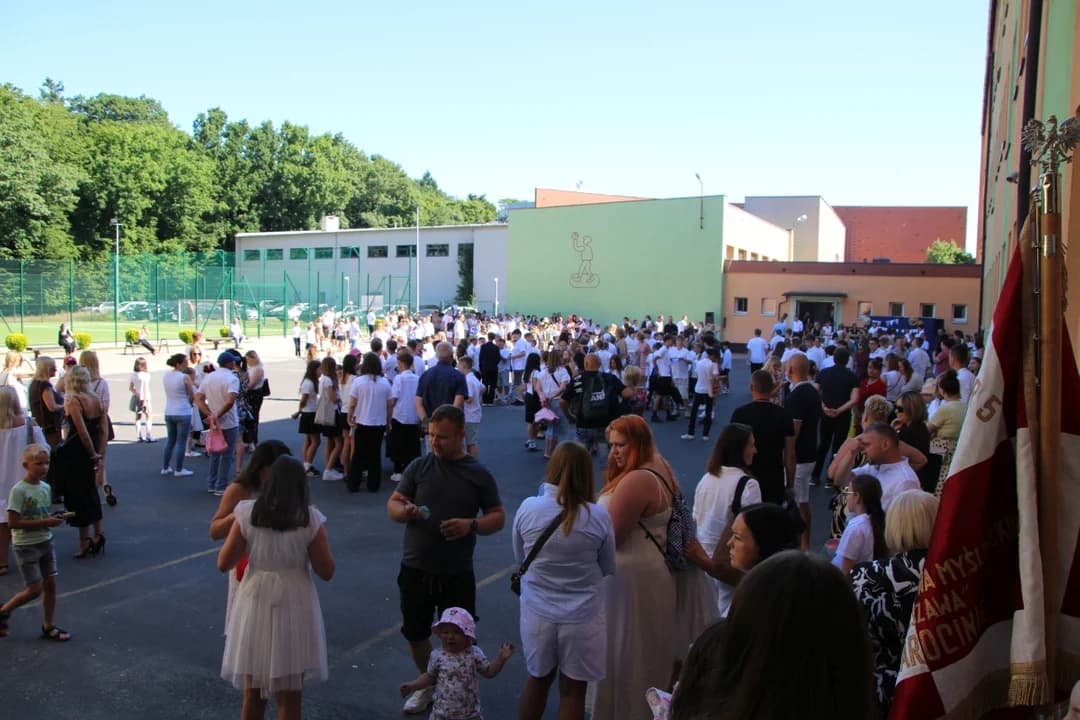 Po wręczeniu medali i wspólnym zdjęciu, głos zabrali zaproszeni goście, którzy złożyli wszystkim życzenia bezpiecznych i słonecznych wakacji.