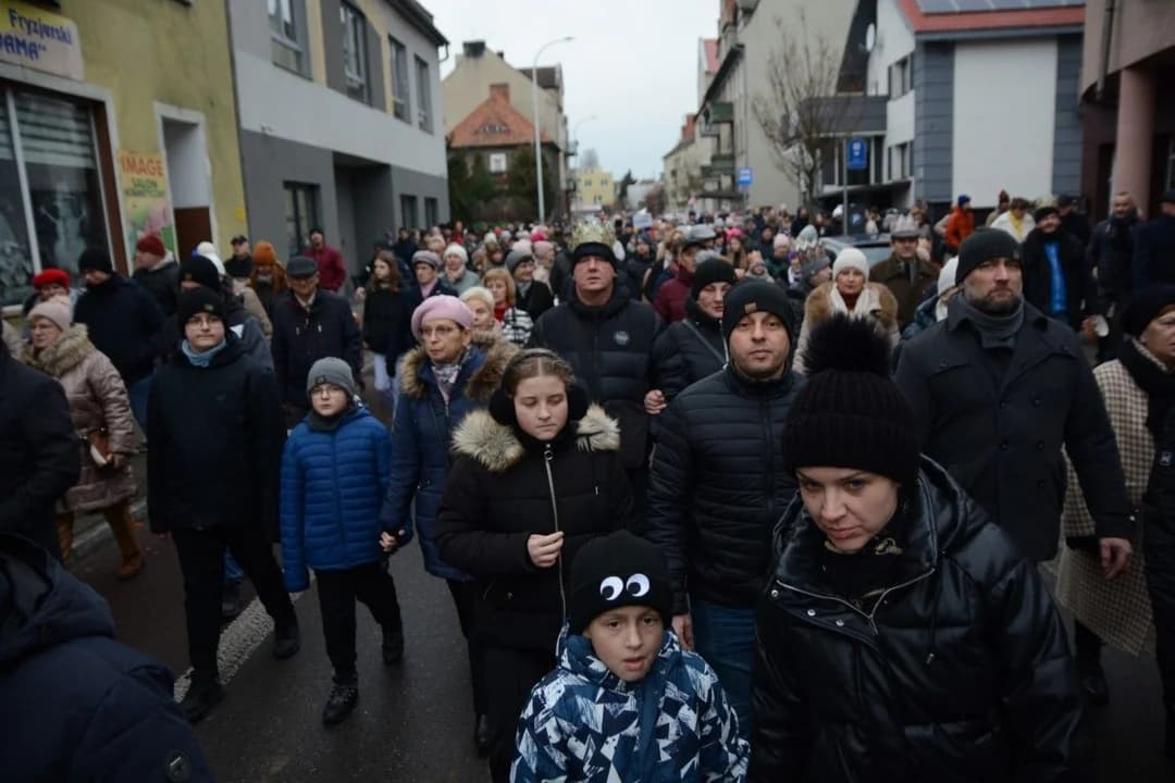 14. Jarocińskie Kolędowanie z Orszakiem Trzech Króli. Najwięcej było przedszkolaków  [ZDJĘCIA]
