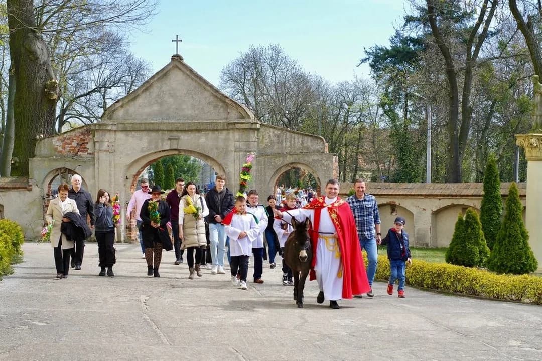 W Żerkowie w Niedzielę Palmową była procesja z osiołkiem i konkursem na najwyższą palmę [ZDJĘCIA]