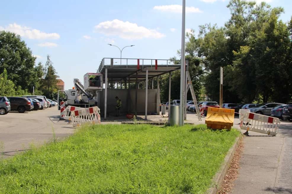Myjnia samochodowa na parkingu przy ul. św. Ducha — zdjęcie 2 z 8