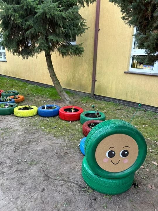 Wiosenna magia w Woli Książęcej: „Motylki” budują kwiatową gąsienicę — zdjęcie 5 z 14