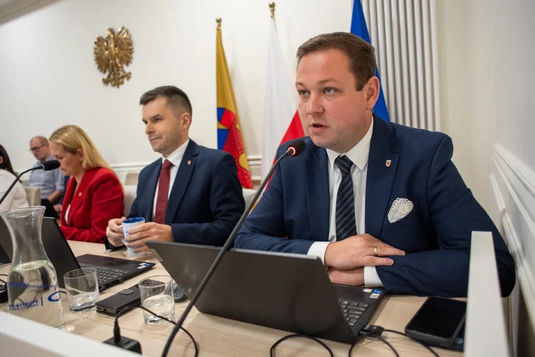 Radni nie mają zaufania do burmistrza, choć finanse oceniają dobrze. Posypały się zarzuty, wspomniano o referendum [ZDJĘCIA]