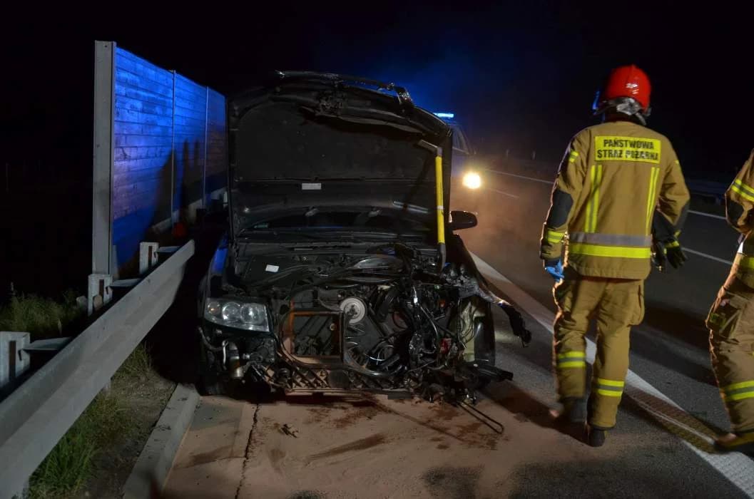 Pijany kierowca audi uderzył w bariery energochłonne na obwodnicy Jarocina