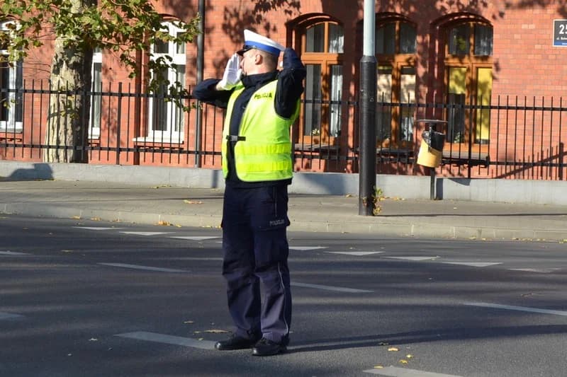 światło zielone - ruch otwarty dla nadjeżdżających z prawej i lewej policjanta (2)