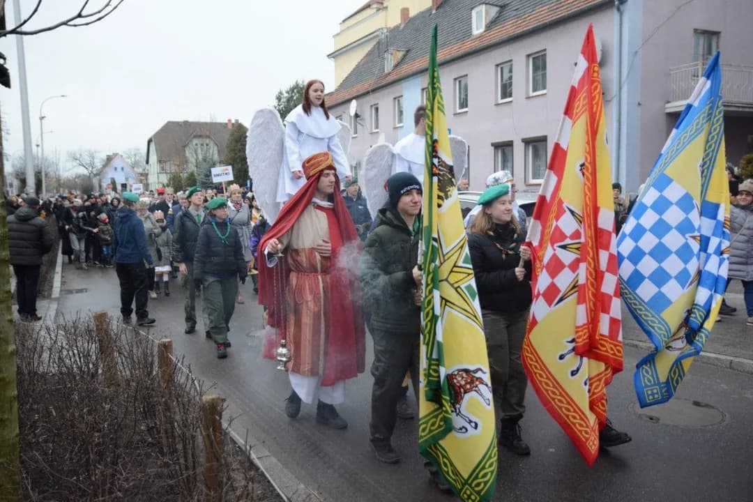 14. Jarocińskie Kolędowanie z Orszakiem Trzech Króli. Najwięcej było przedszkolaków  [ZDJĘCIA]