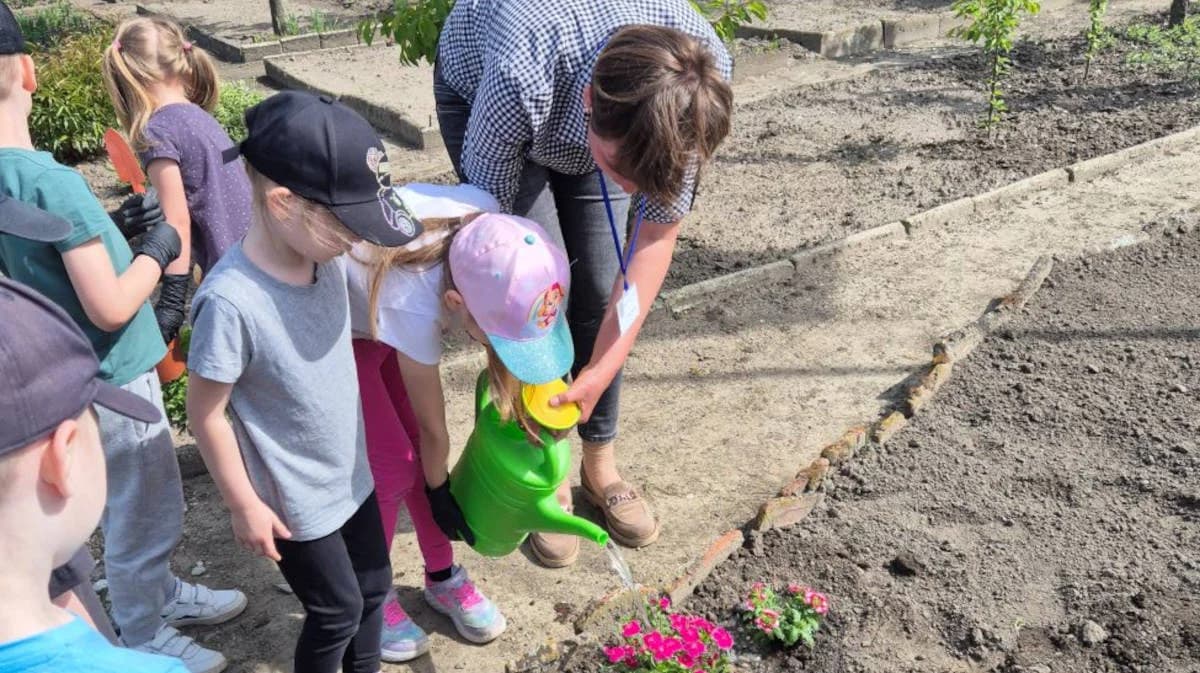 Dzieci z jarocińskiego przedszkola „Bajeczka” uczyły się, jak dbać o ogród [ZDJĘCIA]