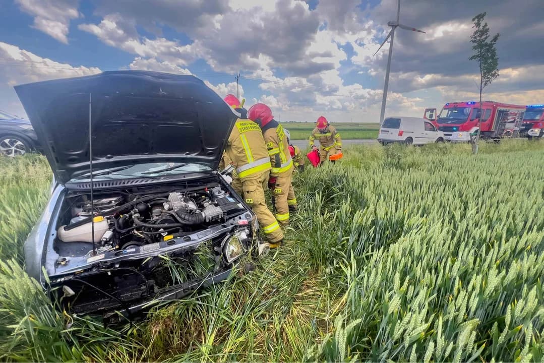 Bożacin. Dachowanie samochodu osobowego — zdjęcie 6 z 17