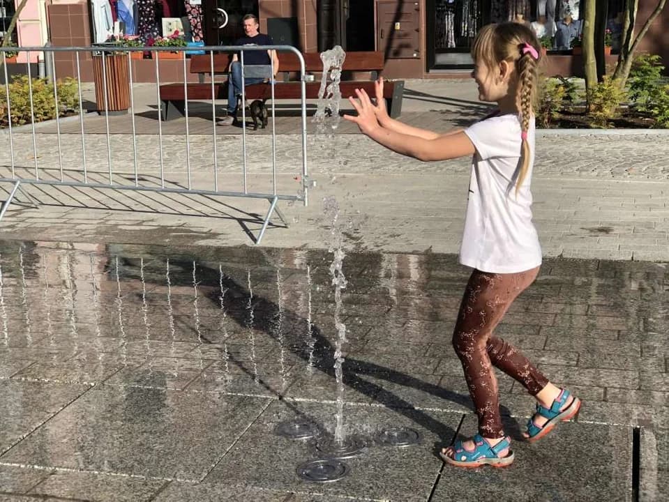 Kąpiel w fontannie na jarocińskim Rynku — zdjęcie 5 z 6