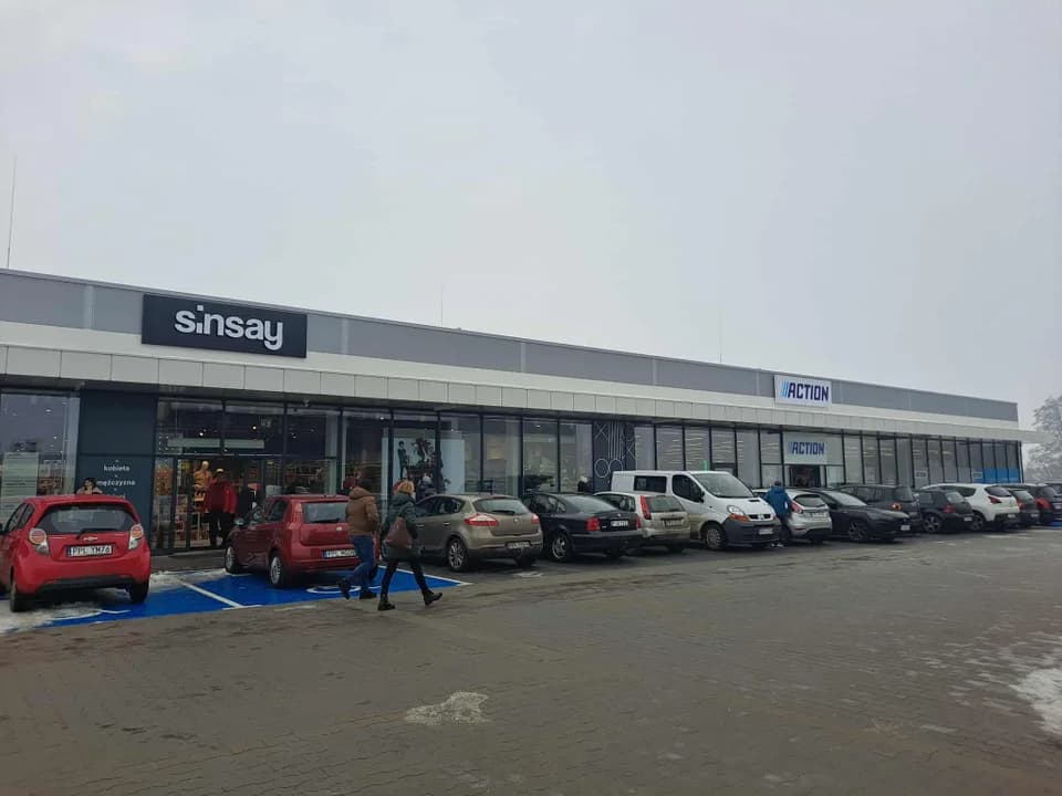 Powierzchnia parku handlowego przy ul. Armii Poznań w Pleszewie to ponad 6 tysięcy metrów kwadratowych.