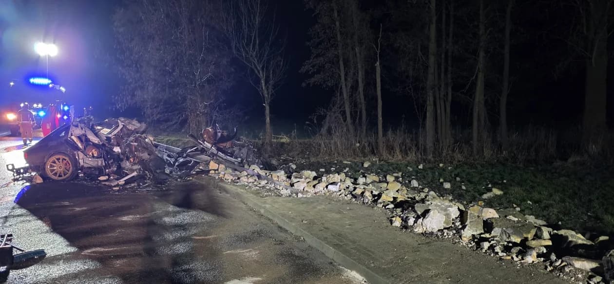 Nocny dramat na DW309. Z przystanku i Audi nie zostało niemal nic, służby pracowały 5 godzin — zdjęcie 2 z 6