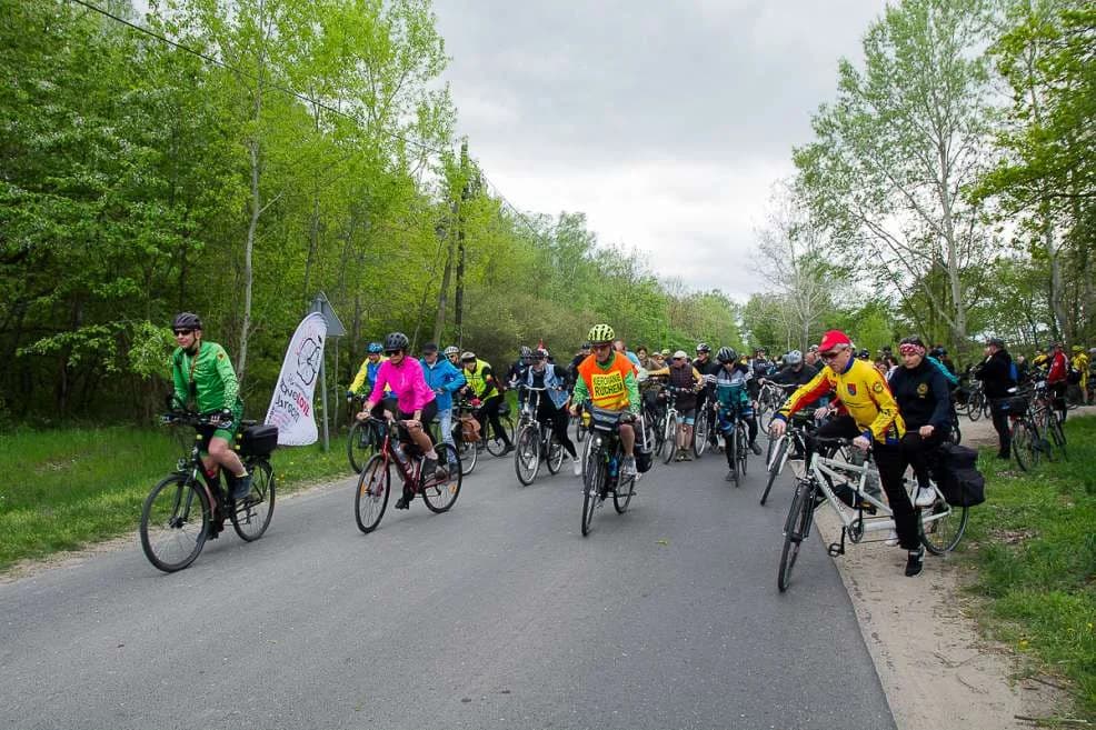 Rajdem do Śmiełowa 150-osobowa grupa rowerzystów sportowo pożegnała mistrza kolarskiego Macieja Paterskiego [ZDJĘCIA]