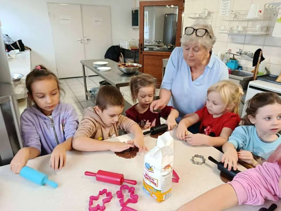 Przedszkolaki z Mieszkowa pod okiem seniorów piekły świąteczne pierniczki [ZDJĘCIA, SONDA]