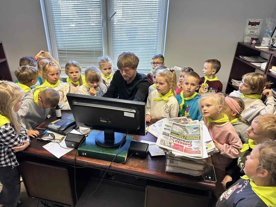 Ananasy z przedszkola „Jaś i Małgosia” odwiedziły redakcję „Gazety Jarocińskiej” i portalu jarocińska.pl — zdjęcie 6 z 8