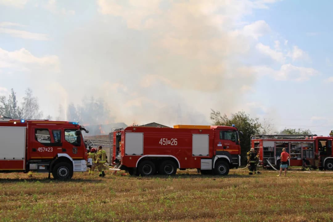 Duży pożar w Jarocinie. Ogień strawił zapasy słomy [ZDJĘCIA] — zdjęcie 6 z 50
