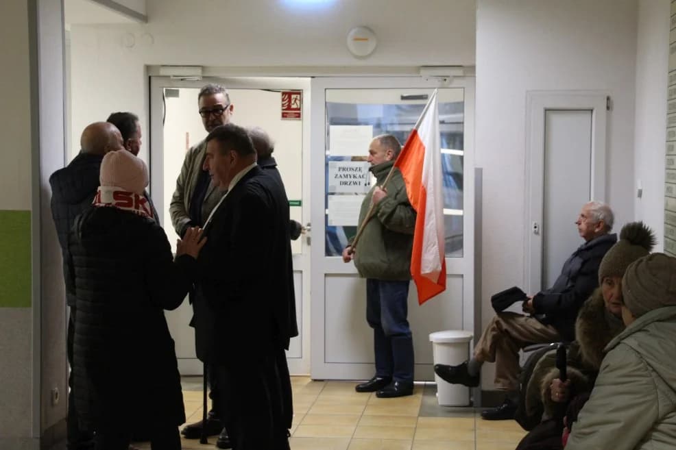 Wizyta Karola Nawrockiego w pleszewskim szpitalu trwała w sumie około 30 minut. W placówce czekała na niego kilkunastoosobowa grupa mieszkańców, lokalni działacze PiS oraz posłowie tej partii - Jan Mosiński i Jan Dziedziczak.