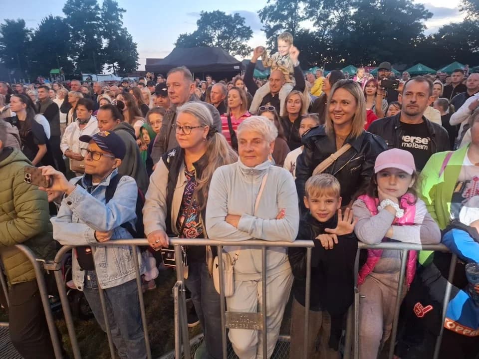 Tłumy na koncercie Sound'n'Grace w Wilkowyi. Klimatyczne, ale i dynamiczne utwory dla dożynkowych gości [ZDJĘCIA] — zdjęcie 4 z 54