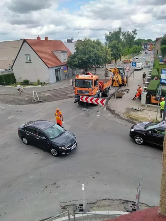 UWAGA utrudnienia w centrum Jarocina. Zamknięta ulica i wyłączone przystanki. Zmiany w komunikacji — zdjęcie 3 z 14