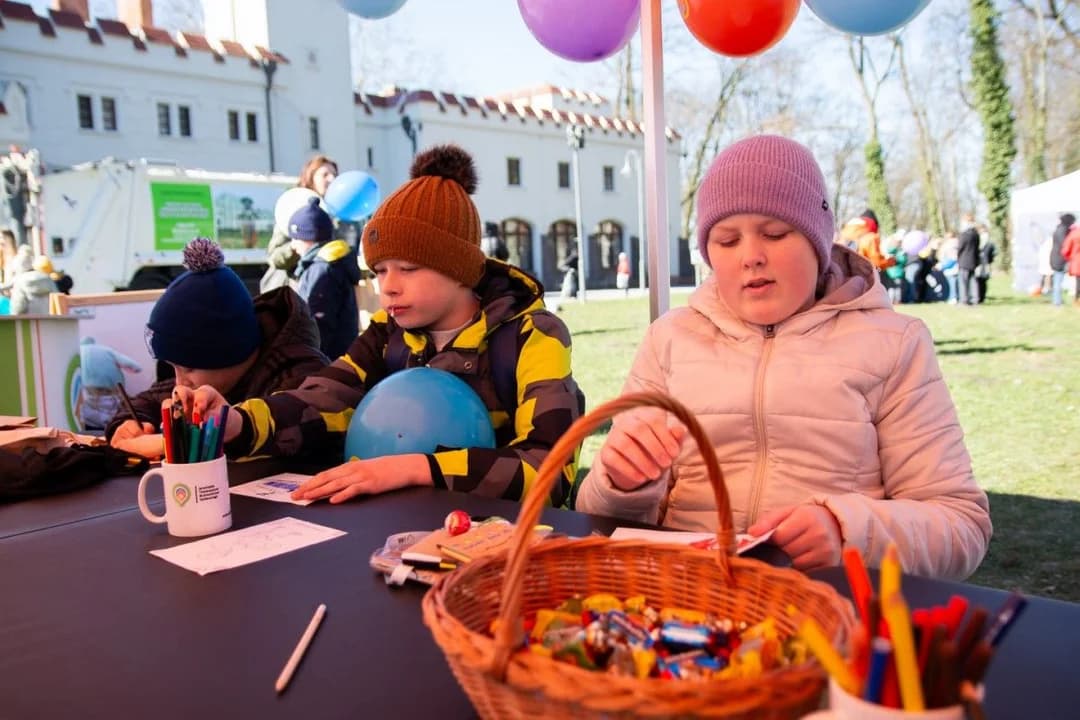 Najlepsze marzanny znalazły się na śmieciarkach. Uczniowie projektowali je z używanych tekstyliów [ZDJĘCIA] — zdjęcie 6 z 35