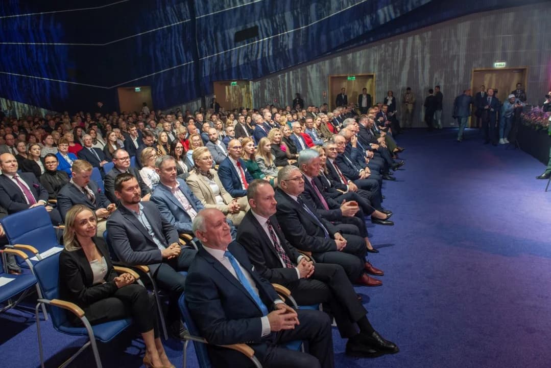 Rocznie produkują 1,8 mln brojlerów. Właściciele gospodarstwa w Kruczynie - Wielkopolskimi Rolnikami Roku 2024. Nominacja dla pszczelarza z Jarocina [ZDJĘCIA]