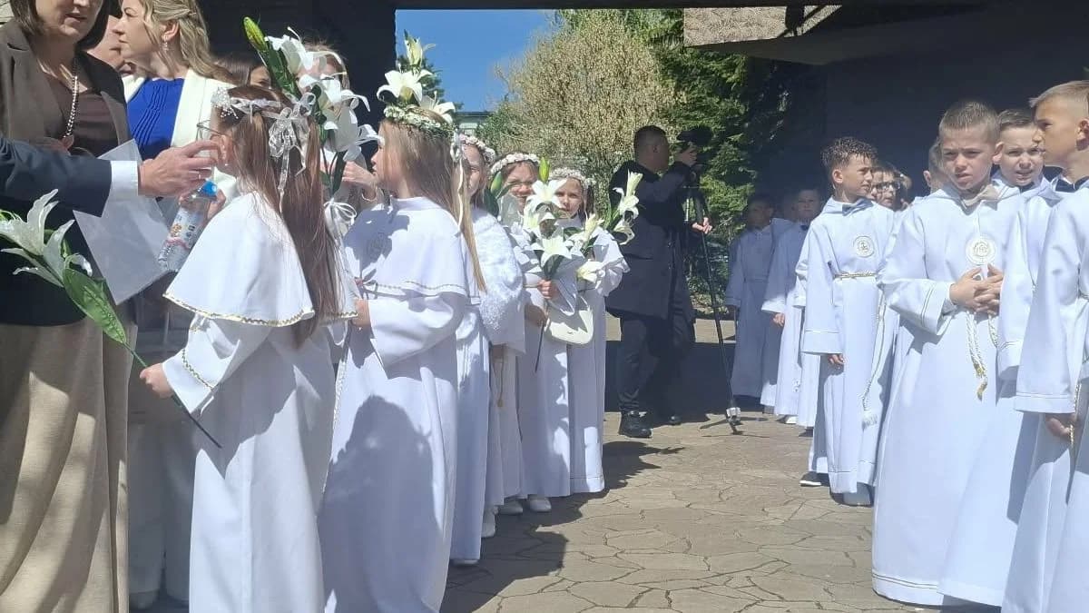 Pierwsza Komunia Święta u o. Franciszkanów w Jarocinie — zdjęcie 2 z 97