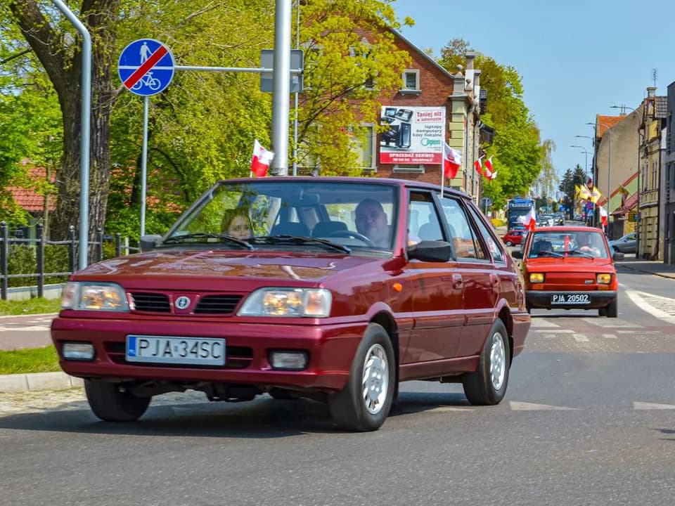 Majówka z klasykami. Pierwszy zlot pojazdów zabytkowych w Jarocinie — zdjęcie 6 z 17