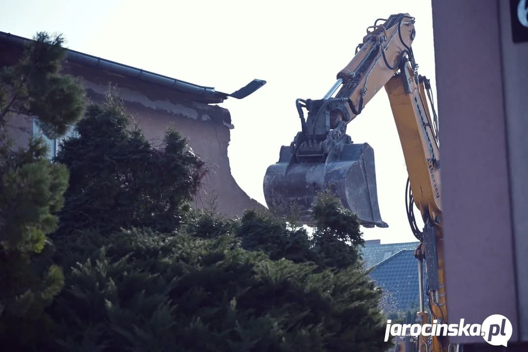 Jarocin. Wyburzają budynek wielorodzinny na ul. Św. Ducha. W tym miejscu powstaną mieszkania wspomagane dla seniorów — zdjęcie 6 z 33