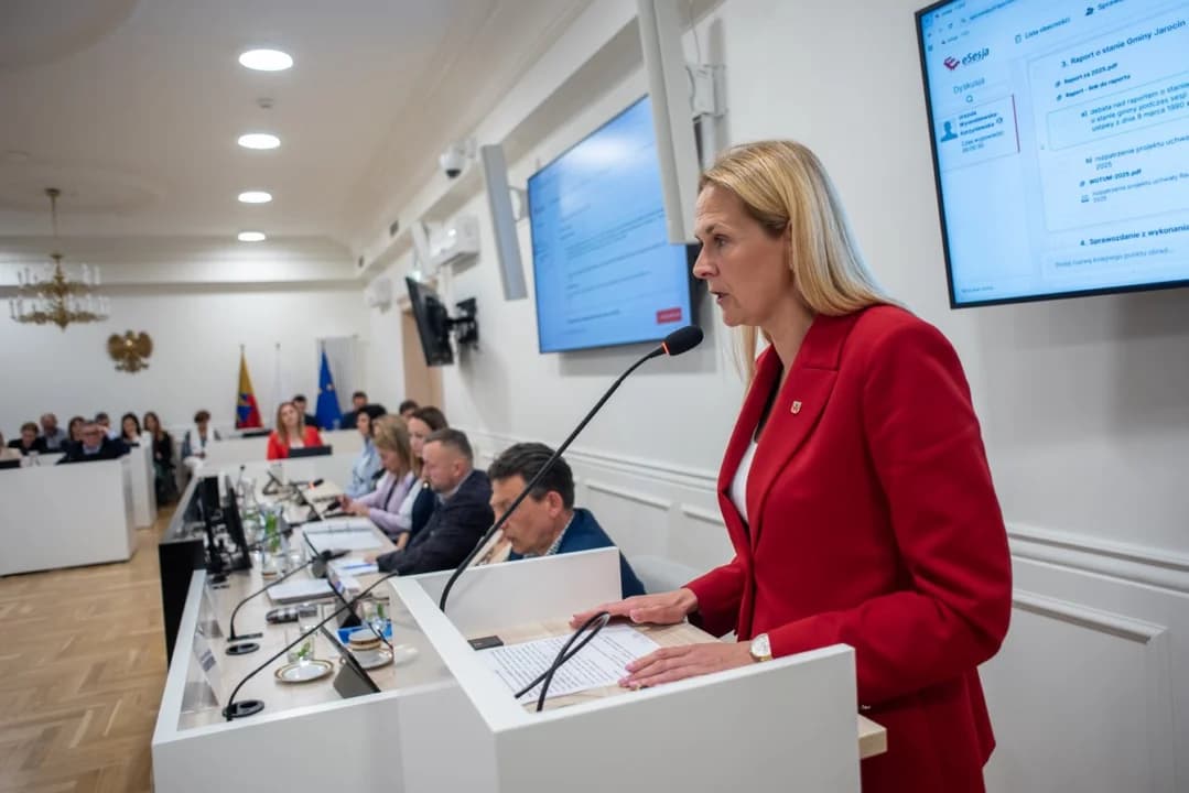 Radni nie mają zaufania do burmistrza, choć finanse oceniają dobrze. Posypały się zarzuty, wspomniano o referendum [ZDJĘCIA]