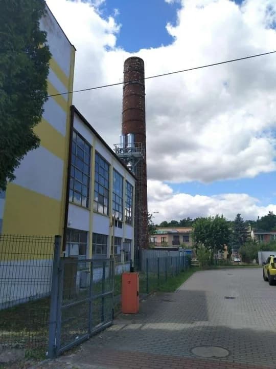 Wysoki  komin jarocińskiej ciepłowni wyburzony. Operacja odbyła się niemal bezgłośnie [ZDJĘCIA] — zdjęcie 3 z 18