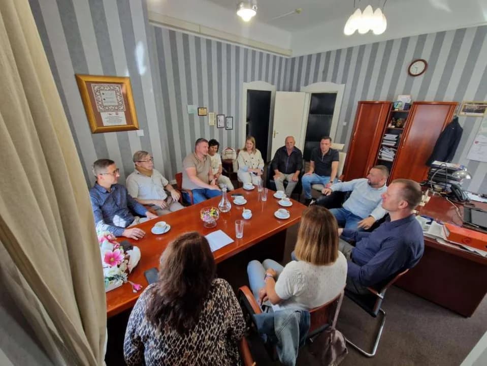 Sensacyjne doniesienia w sprawie likwidacji oddziałów w jarocińskim szpitalu. O zwrocie akcji i planie „B” rozmawiano w starostwie [ZDJĘCIA, SONDA]