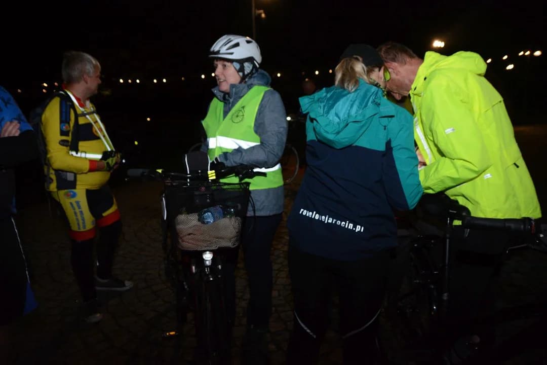 66 osób nie wystraszyła pogoda i pojechali na ostatni w tym roku nocny rajd z RoweLOVE Jarocin [ZDJĘCIA] — zdjęcie 2 z 78