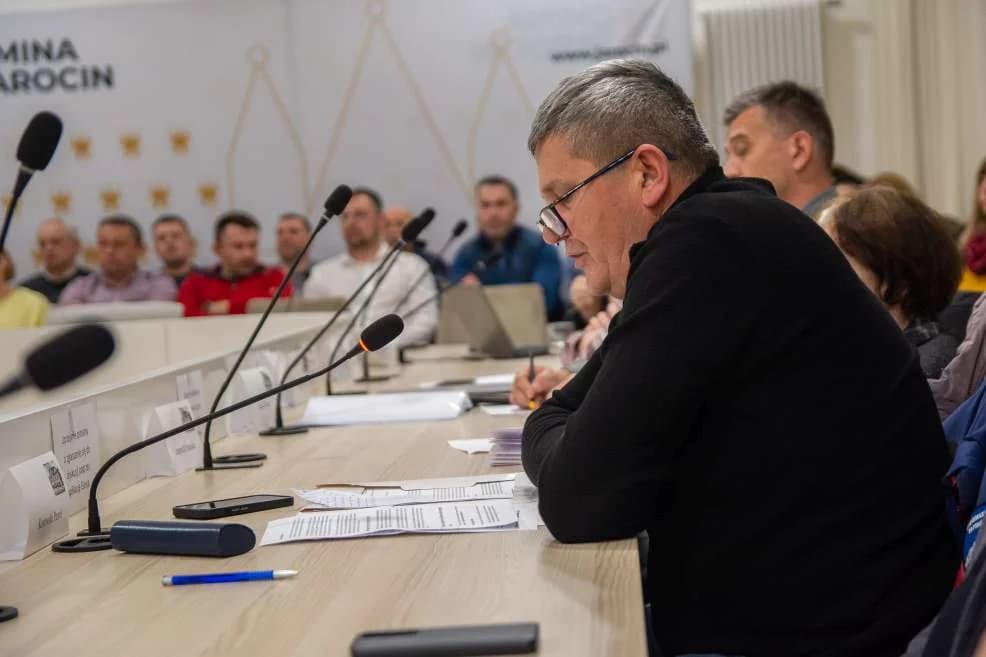 O ruchu aut na rynku w Jarocinie dyskutowano na spotkaniu w ratuszu. Jakie będą skutki tej dyskusji? [ZDJĘCIA, SONDA]